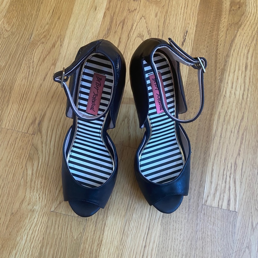 Betsey Johnson pumps - Picture 4 of 13